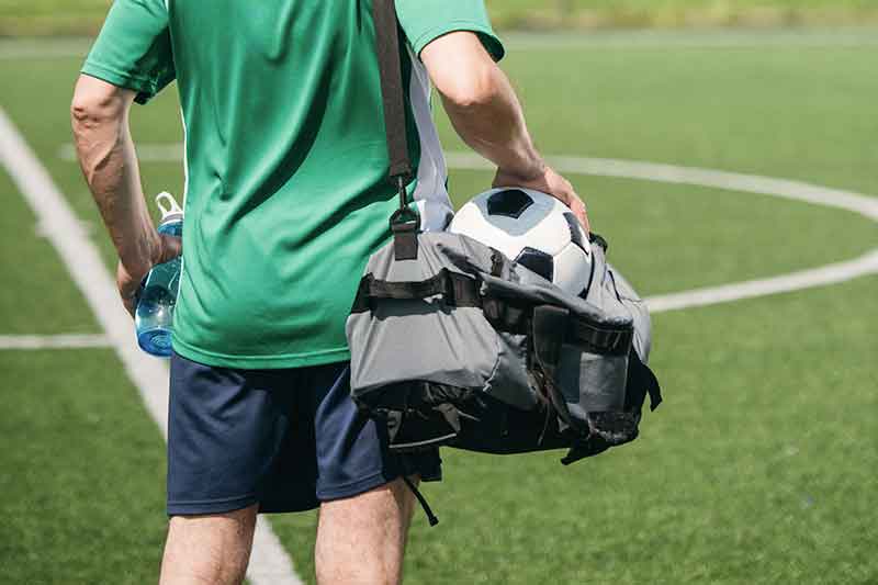 Top 10-liste over fodboldudstyr, som enhver spiller bør have i deres sportstaske